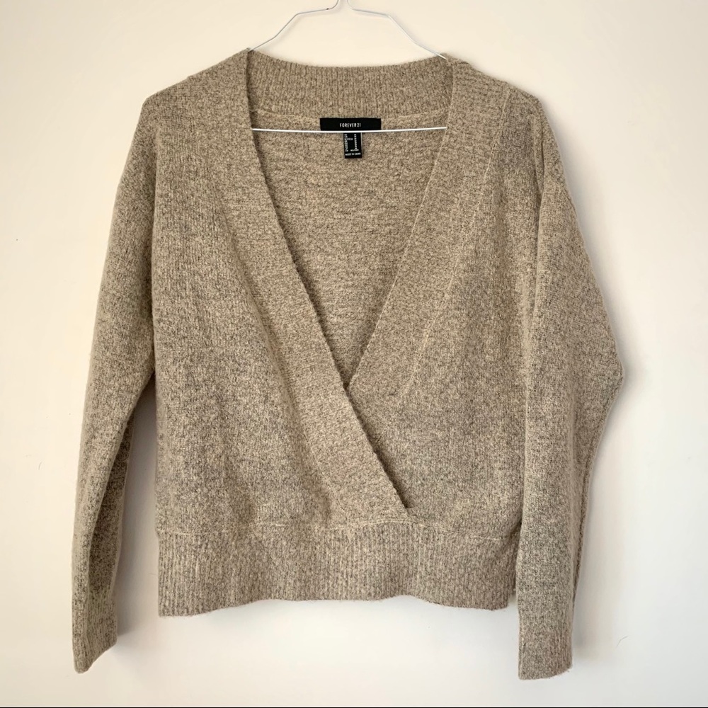 Women’s Forever21 V-Neck Sweater - M